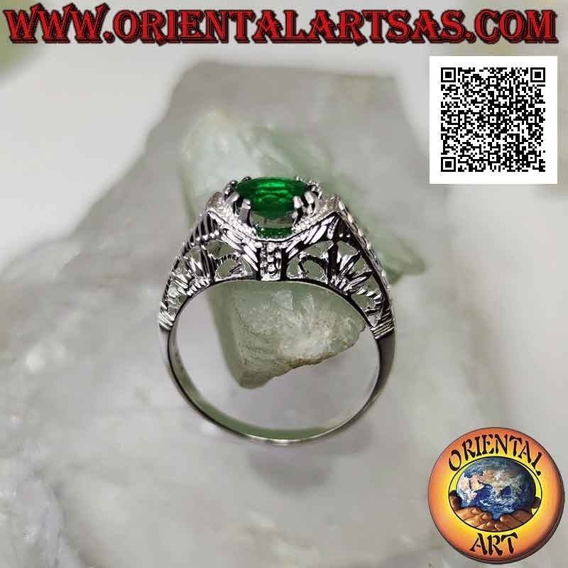 Anello in argento con smeraldo di sintesi ovale orizzontale incastonato su montatura barocca traforata
