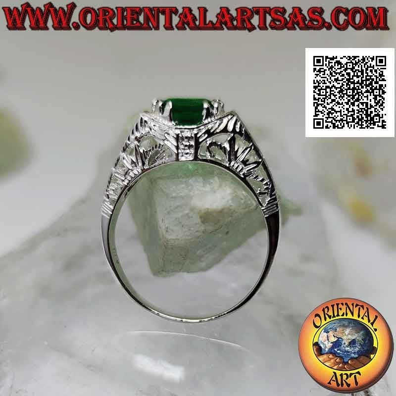 Bague en argent avec émeraude synthétique ovale horizontale sertie dans une monture baroque perforée