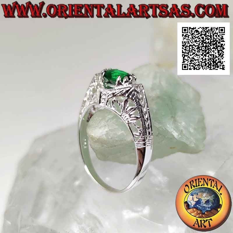 Anillo de plata con esmeralda sintética ovalada horizontal engastada en un engaste barroco perforado