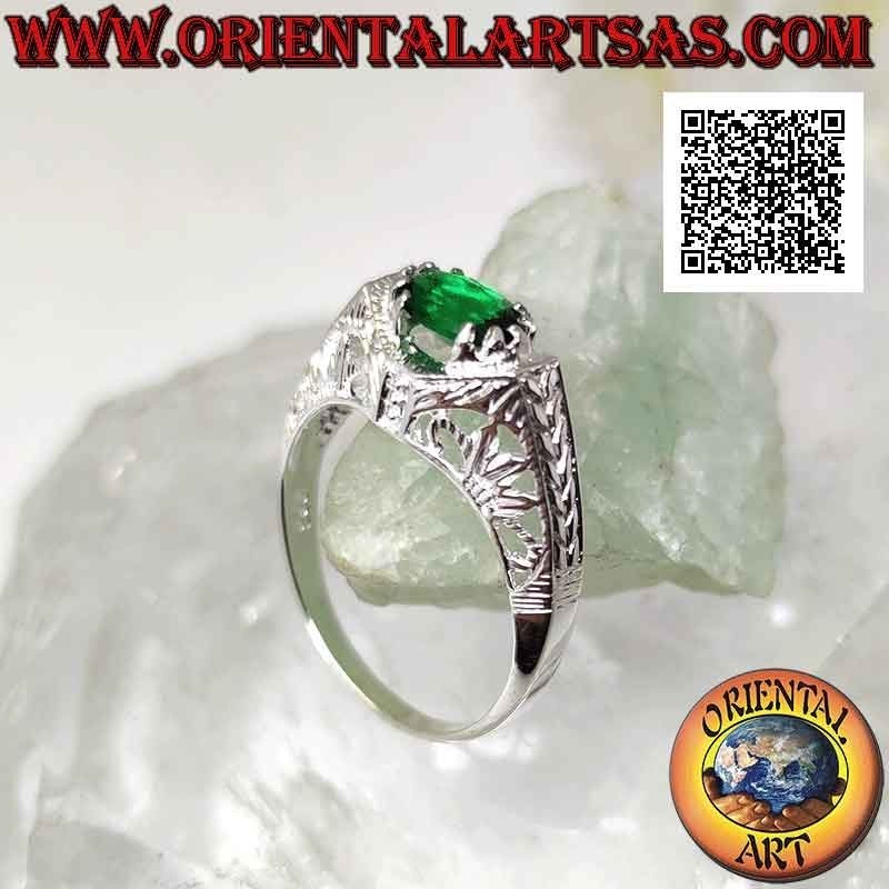 Bague en argent avec émeraude synthétique ovale horizontale sertie dans une monture baroque perforée