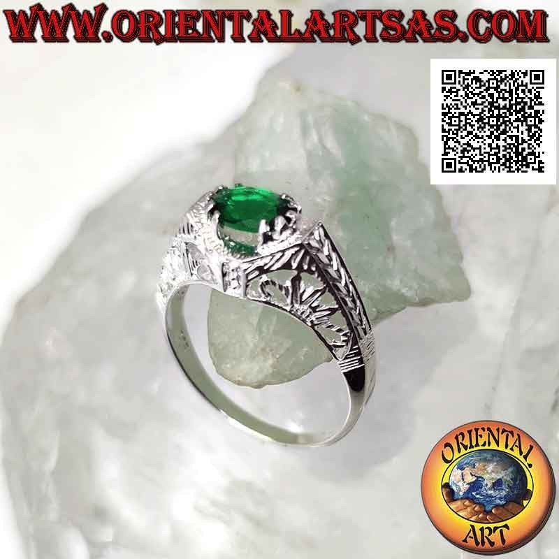 Anillo de plata con esmeralda sintética ovalada horizontal engastada en un engaste barroco perforado