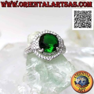 Anillo de plata con esmeralda sintética redonda engastada rodeada de circonitas con relieve en los puntos cardinales