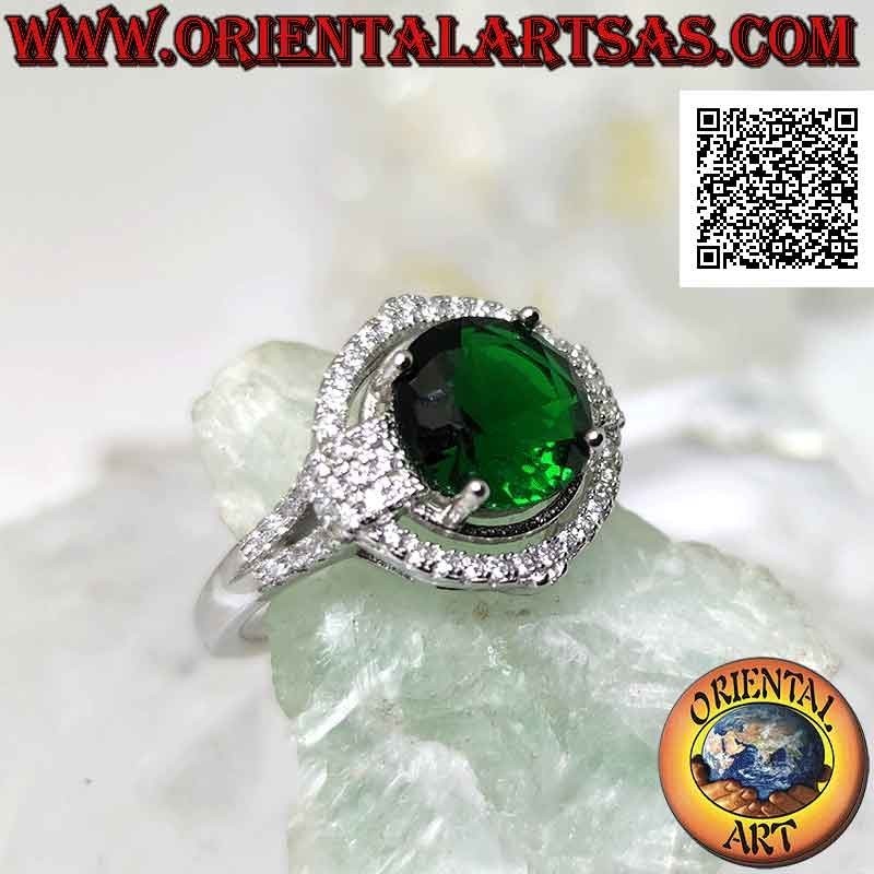 Anello in argento con smeraldo di sintesi tondo incastonato contornato da zirconi con rilievo sui punti cardinali