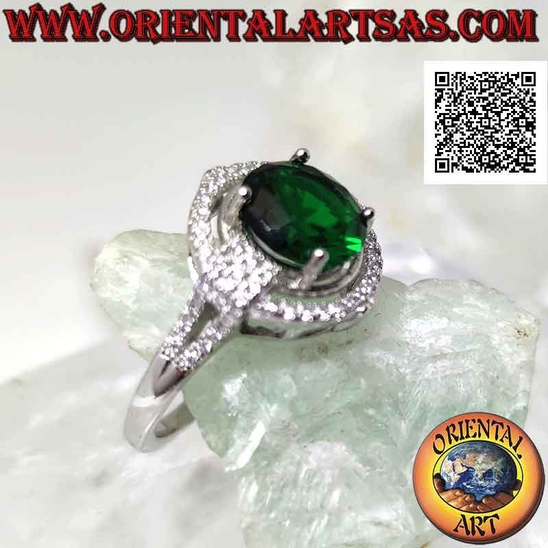 Anello in argento con smeraldo di sintesi tondo incastonato contornato da zirconi con rilievo sui punti cardinali