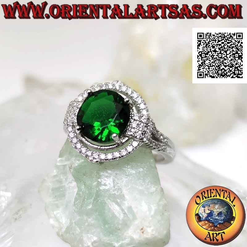 Anello in argento con smeraldo di sintesi tondo incastonato contornato da zirconi con rilievo sui punti cardinali