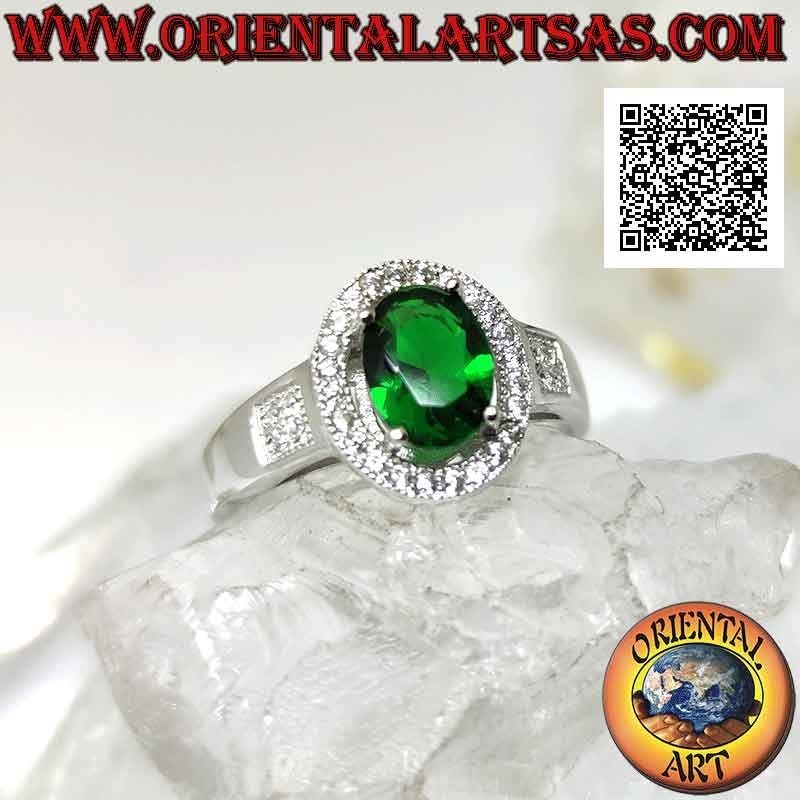 Anello in argento con smeraldo di sintesi ovale incastonato contornato da zirconi e quadrato sui lati