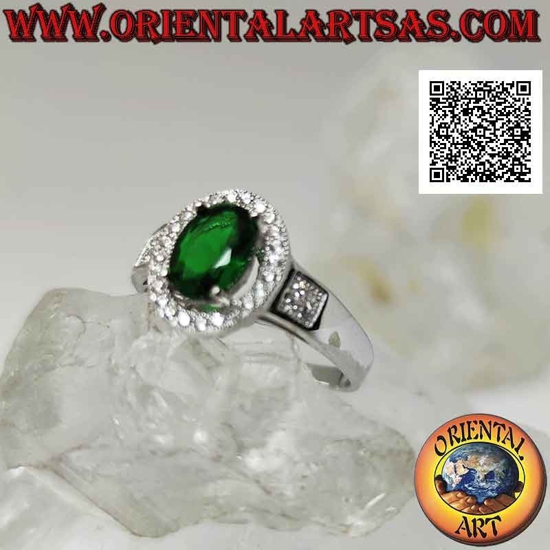 Anello in argento con smeraldo di sintesi ovale incastonato contornato da zirconi e quadrato sui lati
