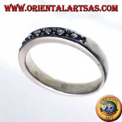 anello in argento, fascia stretta intarsiata a pallini 