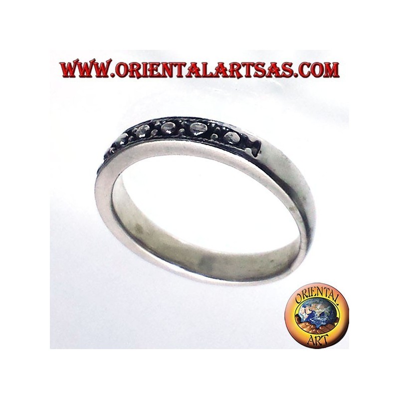 anello in argento, fascia stretta intarsiata a pallini 