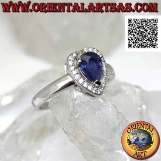 Anillo de plata con zafiro sintético en forma de lágrima engastado rodeado de circonitas con terminal superpuesto