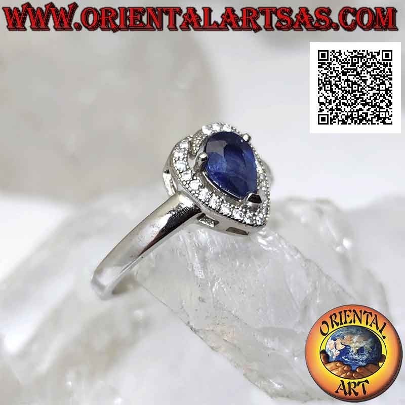 Anello in argento con zaffiro di sintesi a goccia incastonato contornato da zirconi con terminale sovrapposto