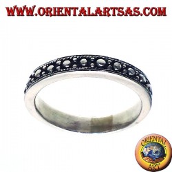 anello in argento, fascia stretta intarsiata a pallini 