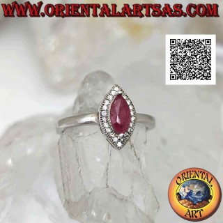 Bague en argent avec rubis navette naturel serti entouré de zircons cubiques