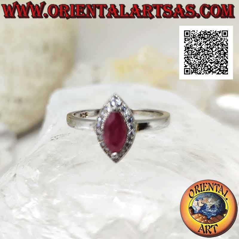 Anillo de plata con rubí lanzadera natural engastado rodeado de circonitas cúbicas