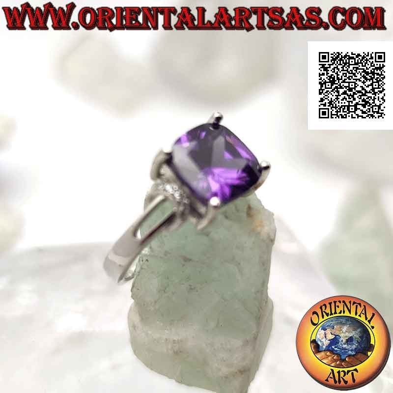Anillo de plata con amatista sintética cuadrada engastada y aro de circonitas en los laterales