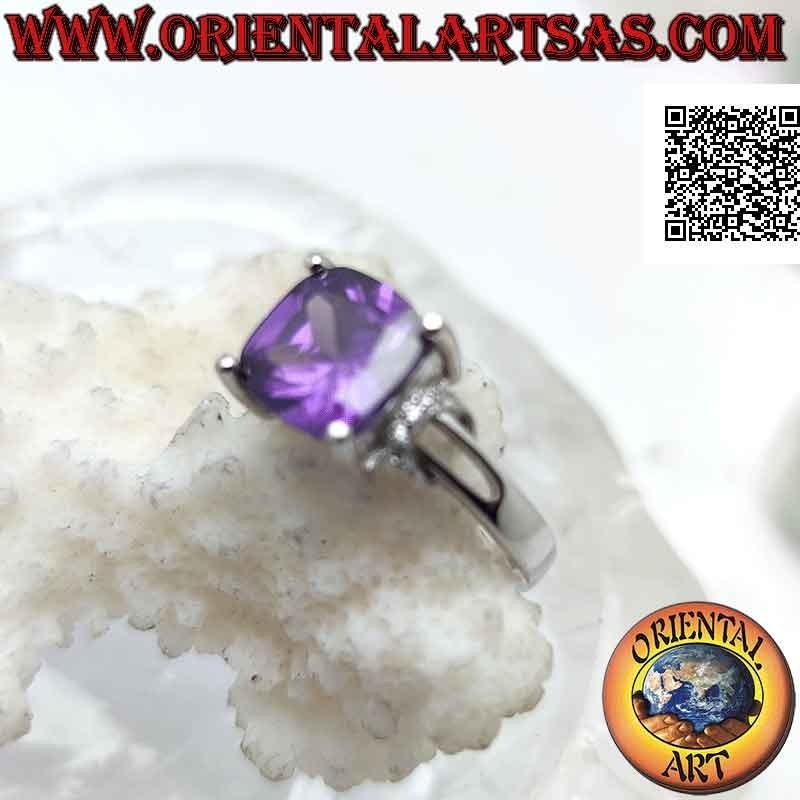 Anello in argento con ametista di sintesi quadrata incastonata e anello di zirconi sui lati