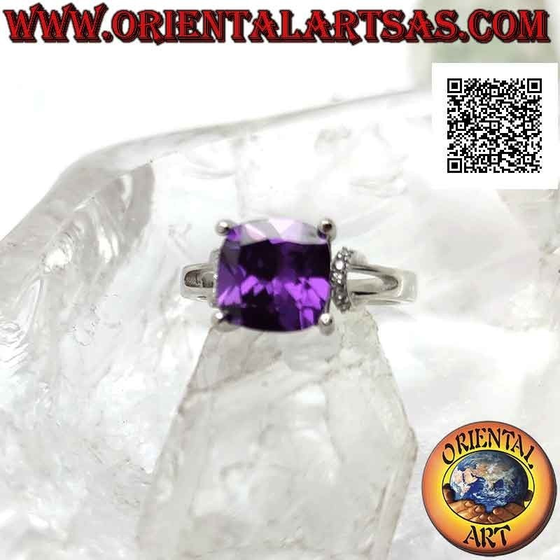 Silberring mit quadratischem synthetischem Amethyst besetzt und Zirkonring an den Seiten