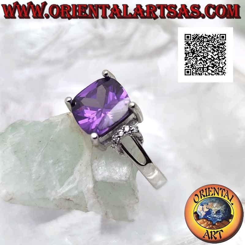 Silberring mit quadratischem synthetischem Amethyst besetzt und Zirkonring an den Seiten