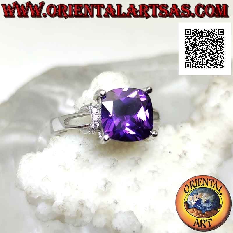 Anello in argento con ametista di sintesi quadrata incastonata e anello di zirconi sui lati