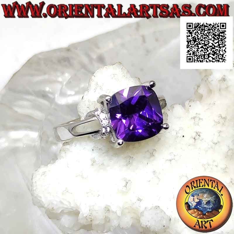Bague en argent sertie d'une améthyste synthétique carrée et d'un anneau en zircon sur les côtés