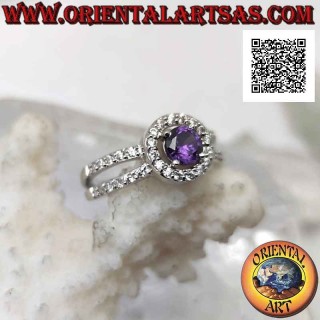 Anillo de plata con amatista natural redonda engastada rodeada de xircones y enganchada a dos