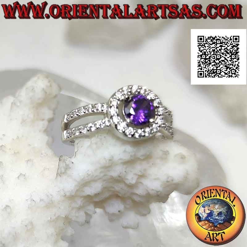 Bague en argent avec améthyste ronde naturelle sertie entourée de xircons et accrochée à deux