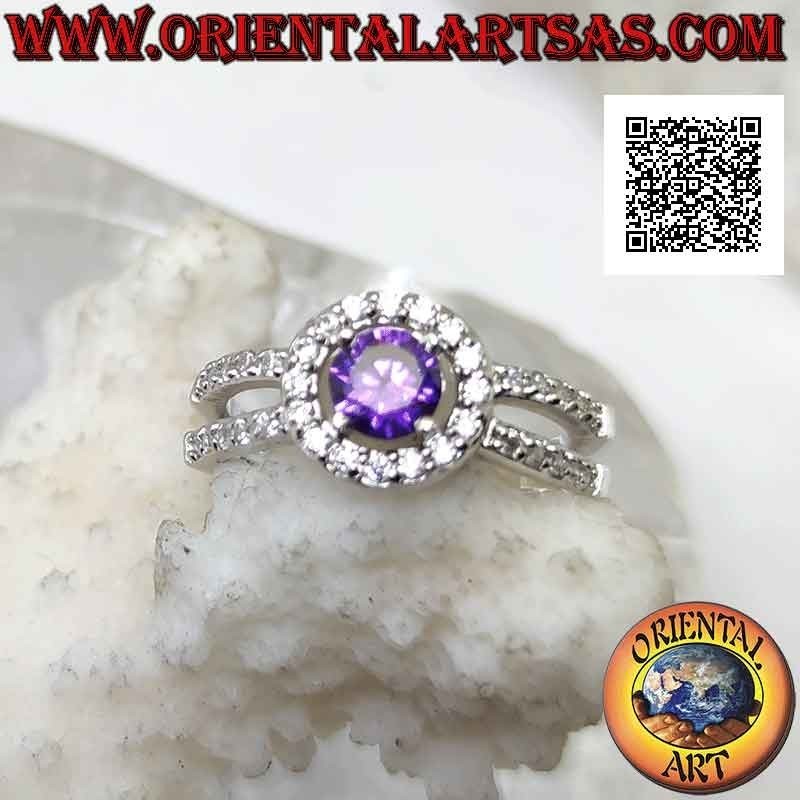 Anello in argento con ametista naturale tonda incastonata contornata da xirconi e agganciata a due