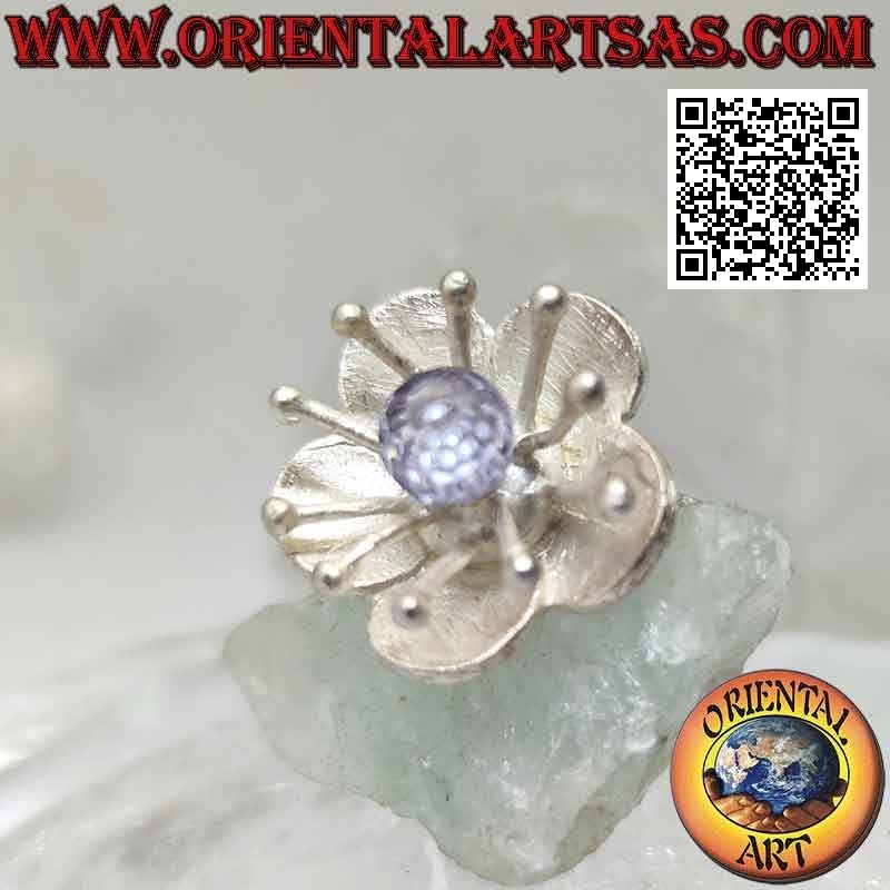 Anillo de plata satinada en forma de flor con anémona de mar y circonita central