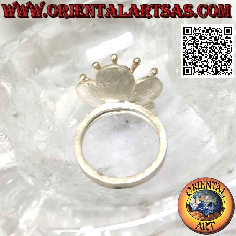 Anillo de plata satinada en forma de flor con anémona de mar y circonita central