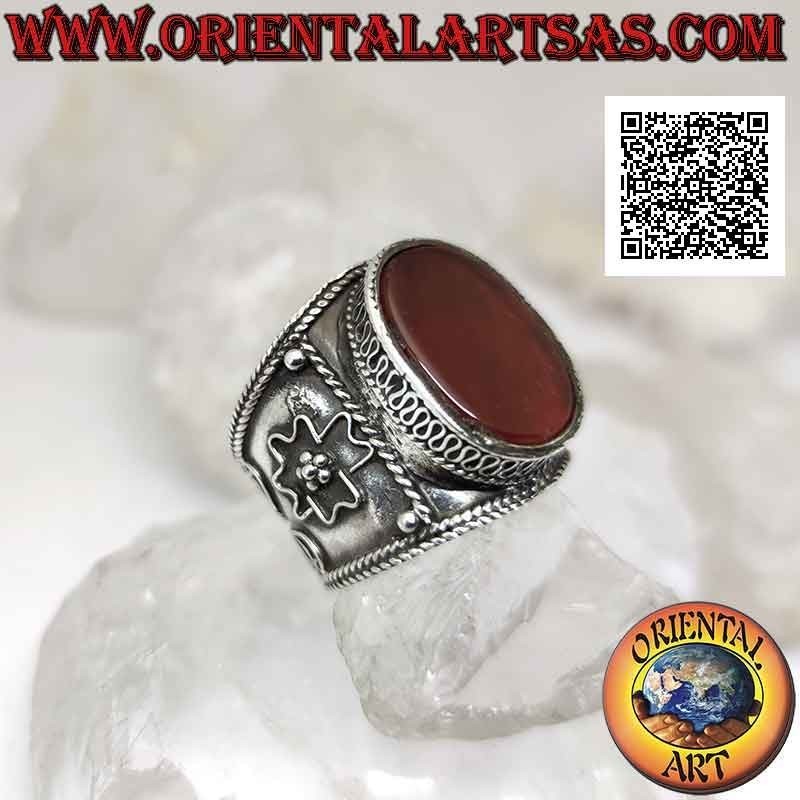 Anello in argento a fascia larga con corniola ovale grande e decorazione etnica a filigrana fatta a mano