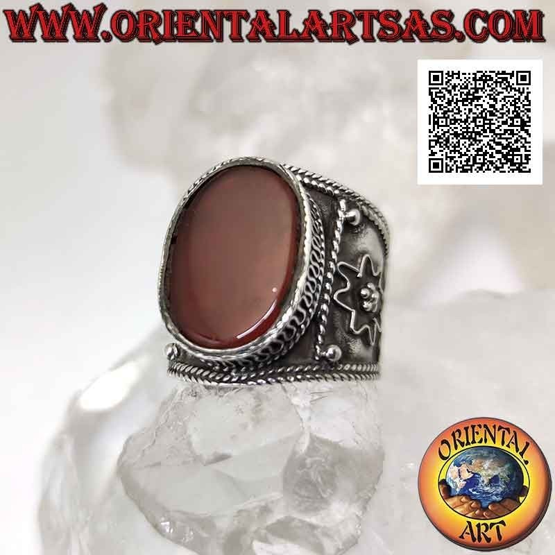 Bague en argent à large bande avec une grande cornaline ovale et une décoration en filigrane ethnique faite à la main