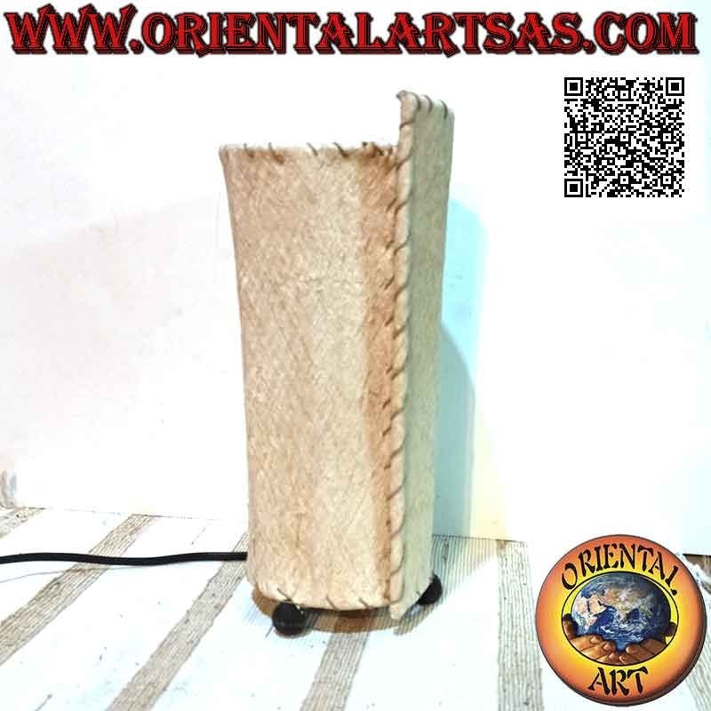 Lampada da tavolo etnica, "foglietto a cilindro" a base tonda in Tapa o Ngatu (corteccia d'albero) da 30 cm