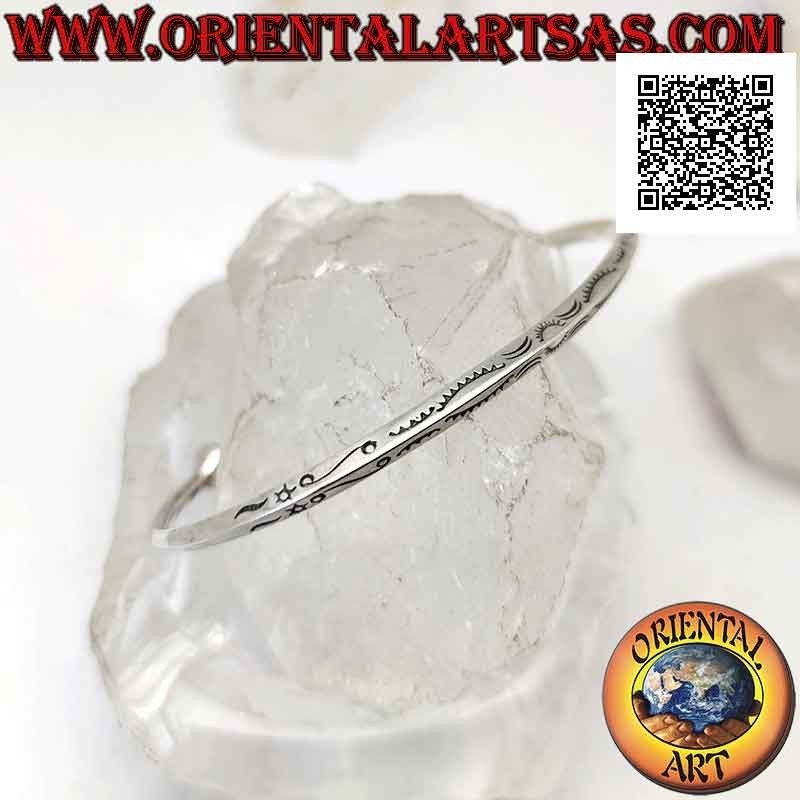 Starres Armband aus 925 ‰ Silber, rautenförmig mit verzierten gravierten Bögen und Endkugel