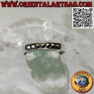 Anillo de plata con fila de marcasitas en un lado