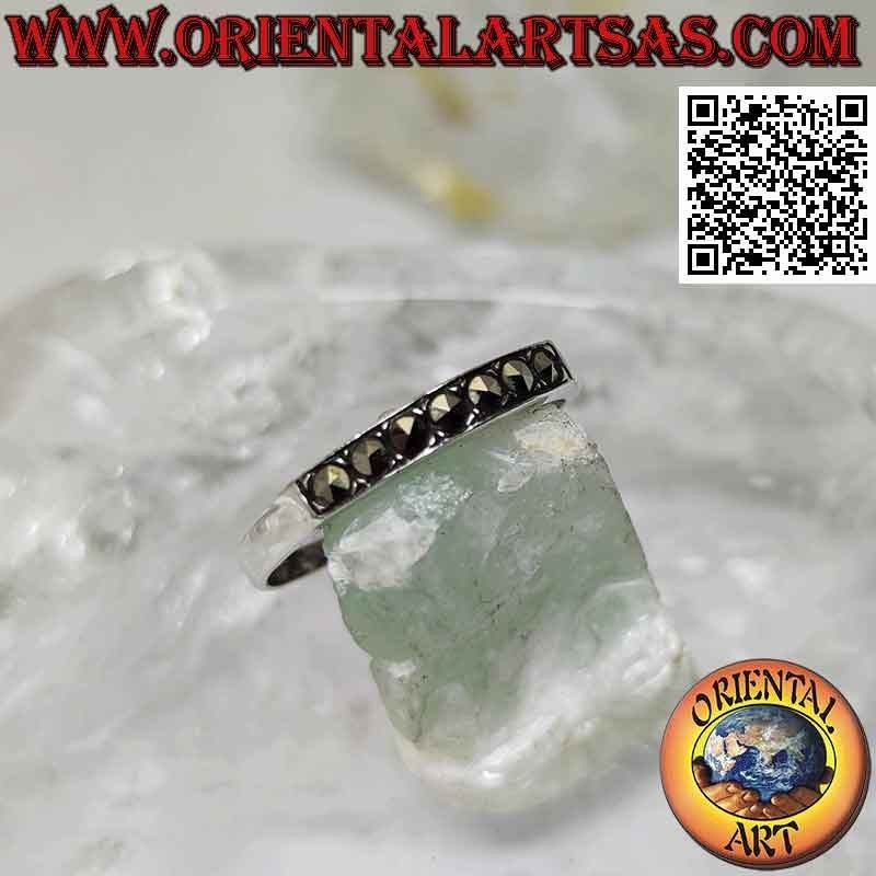 Anello in argento fedina con una fila di marcassite su una parte