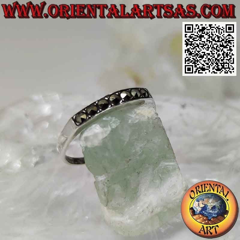 Anello in argento fedina con una fila di marcassite su una parte