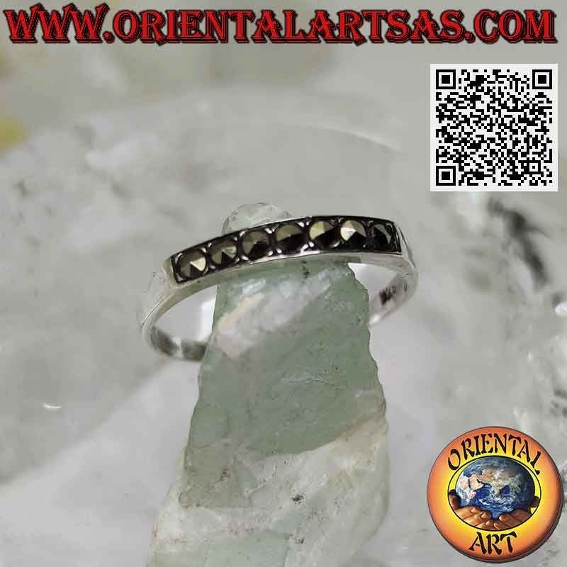 Bague en argent avec une rangée de marcassites sur un côté