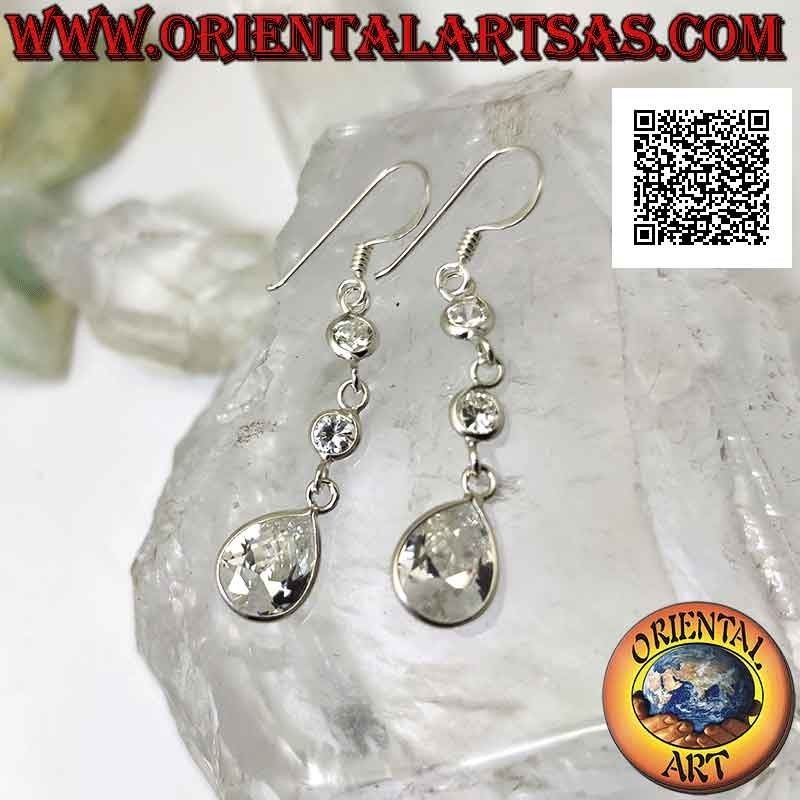 Boucles d'oreilles pendantes en argent avec trois zircons blancs alignés (deux ronds et un en forme de goutte)