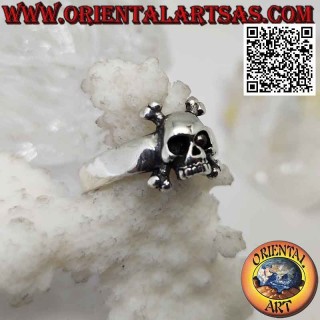 Silberring mit Totenkopf auf den beiden gekreuzten Oberschenkelknochen