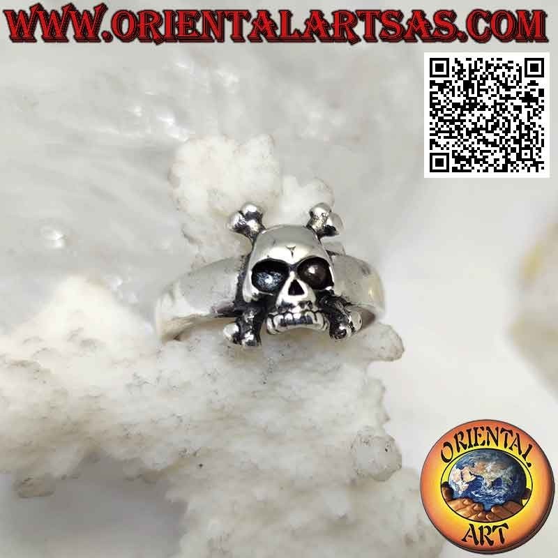 Anello in argento con teschio sulle due ossa femorali incrociate
