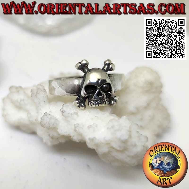 Anillo de plata con calavera en los dos huesos femorales cruzados