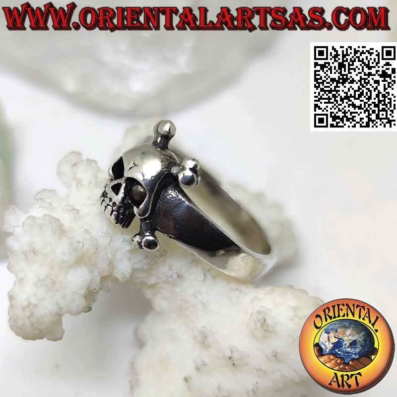 Silver ring with skull on the two crossed femoral bones