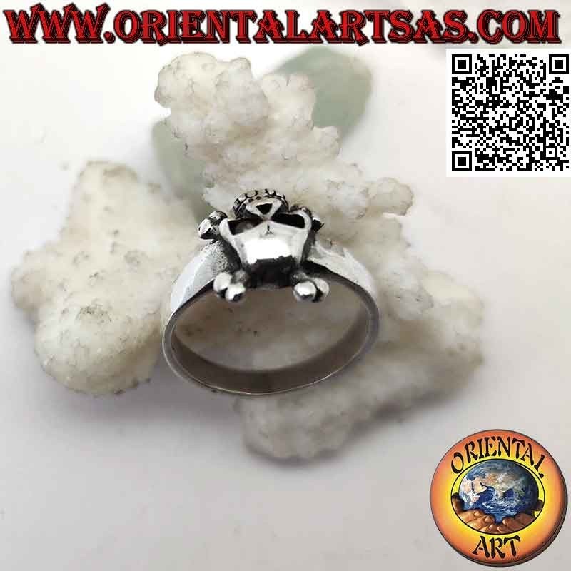 Anillo de plata con calavera en los dos huesos femorales cruzados