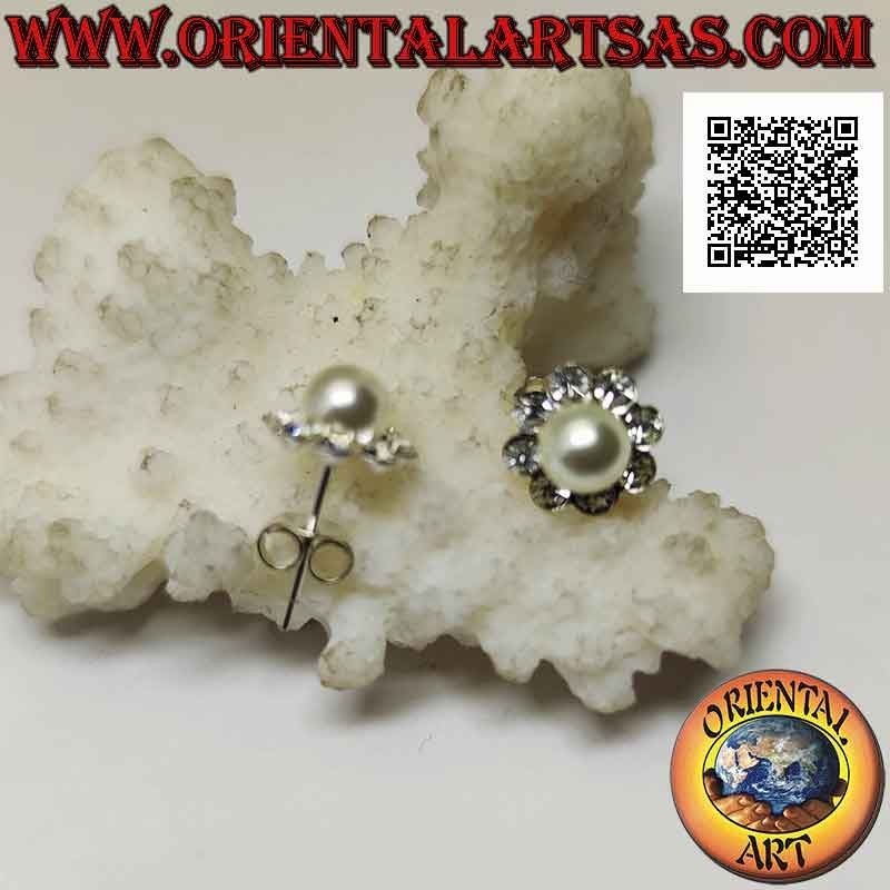 Orecchini in argento da lobo a fiore con perla centrale contornata da zirconi bianchi