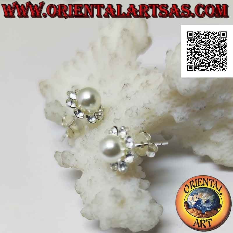 Pendientes de plata de lóbulo a flor con una perla central rodeada de circonitas blancas