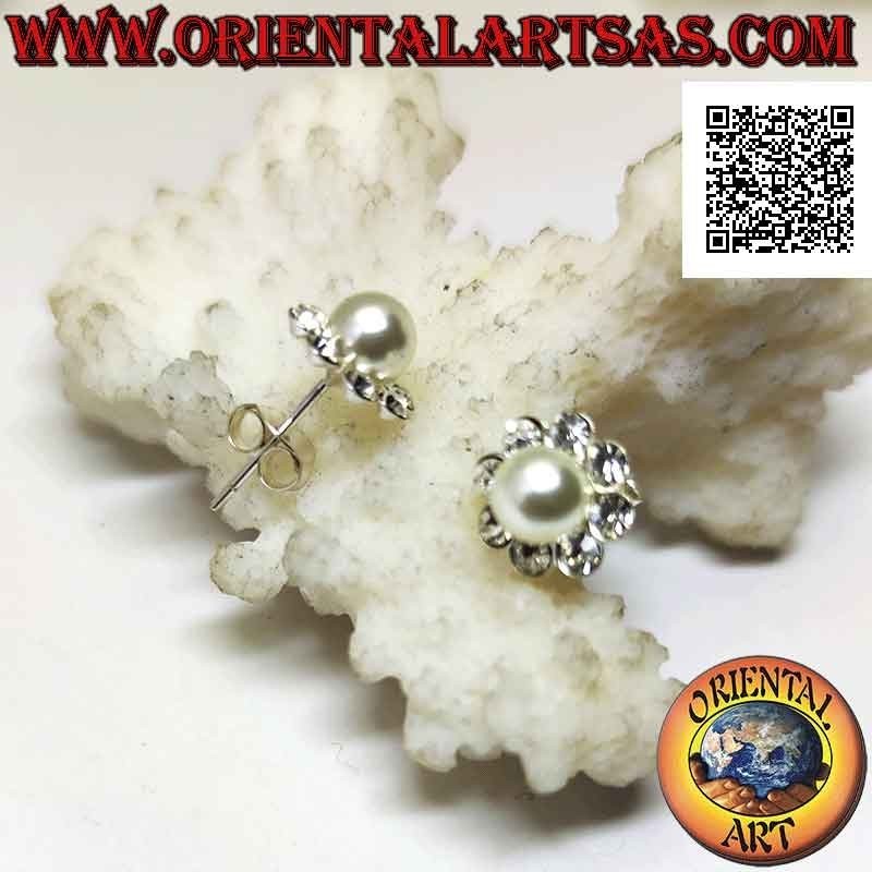 Pendientes de plata de lóbulo a flor con una perla central rodeada de circonitas blancas