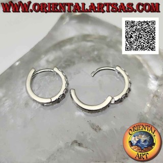 Orecchini in argento, cerchi lisci con doppia fila di zirconi bianchi su un lato da 14 x 3 x 2 mm (scatto)