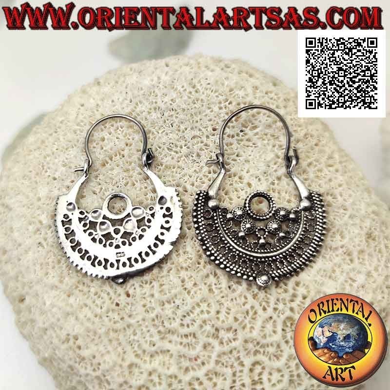 Silberohrringe, Kreise mit halbkreisförmiger Rosette, verziert mit Kugeln und Filigran (Bügelverschluss) von 28 mm
