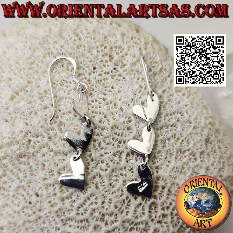 Pendientes de plata con cierre de palanca con trío de corazones planos colgantes lisos