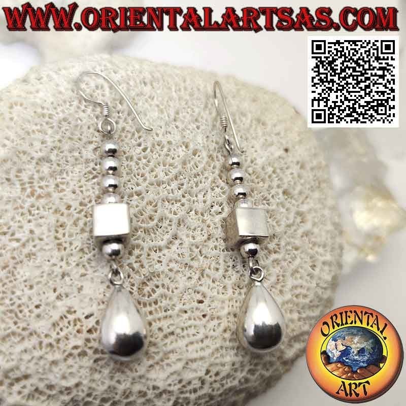 Boucles d'oreilles en argent avec une rangée de boules, un cube et une grosse goutte lisse